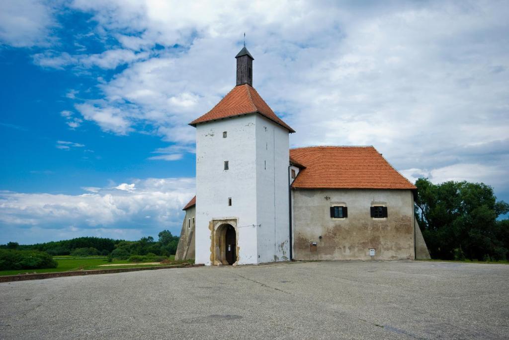 Hotel Picok Ðurđevac Bagian luar foto